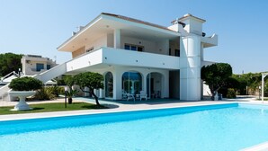 A modern two-story house with a swimming pool, outdoor seating, and a well-maintained garden. - Villa Mar Mar con piscina by Wonderful Italy (Bari)