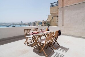 Outdoor dining - Authentic Seafront Experience (Sliema)