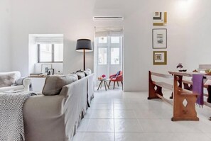 Living area - Authentic Seafront Experience (Sliema)