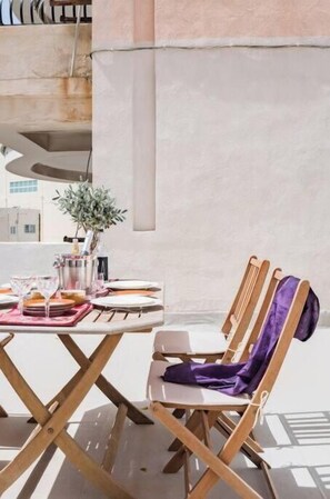 Outdoor dining - Authentic Seafront Experience (Sliema)