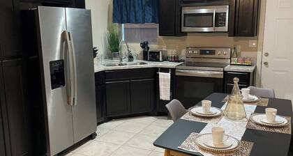 Stylish Modern 3BR Apartment, Edinburg, Texas