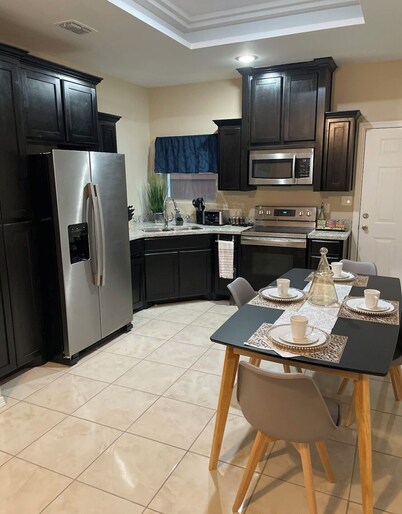 Stylish Modern 3BR Apartment, Edinburg, Texas