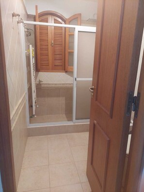 Superior-Apartment, Nichtraucher, Gartenblick | Badezimmer | Dusche, Handtücher, Seife, Toilettenpapier