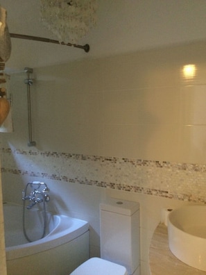 SĂšche-cheveux, serviettes fournies, savon, papier toilette