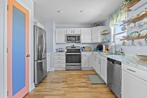 Microondas, horno, parrilla de estufa y lavavajillas