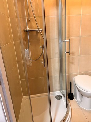 Ducha, secador de pelo, toallas, jabón
