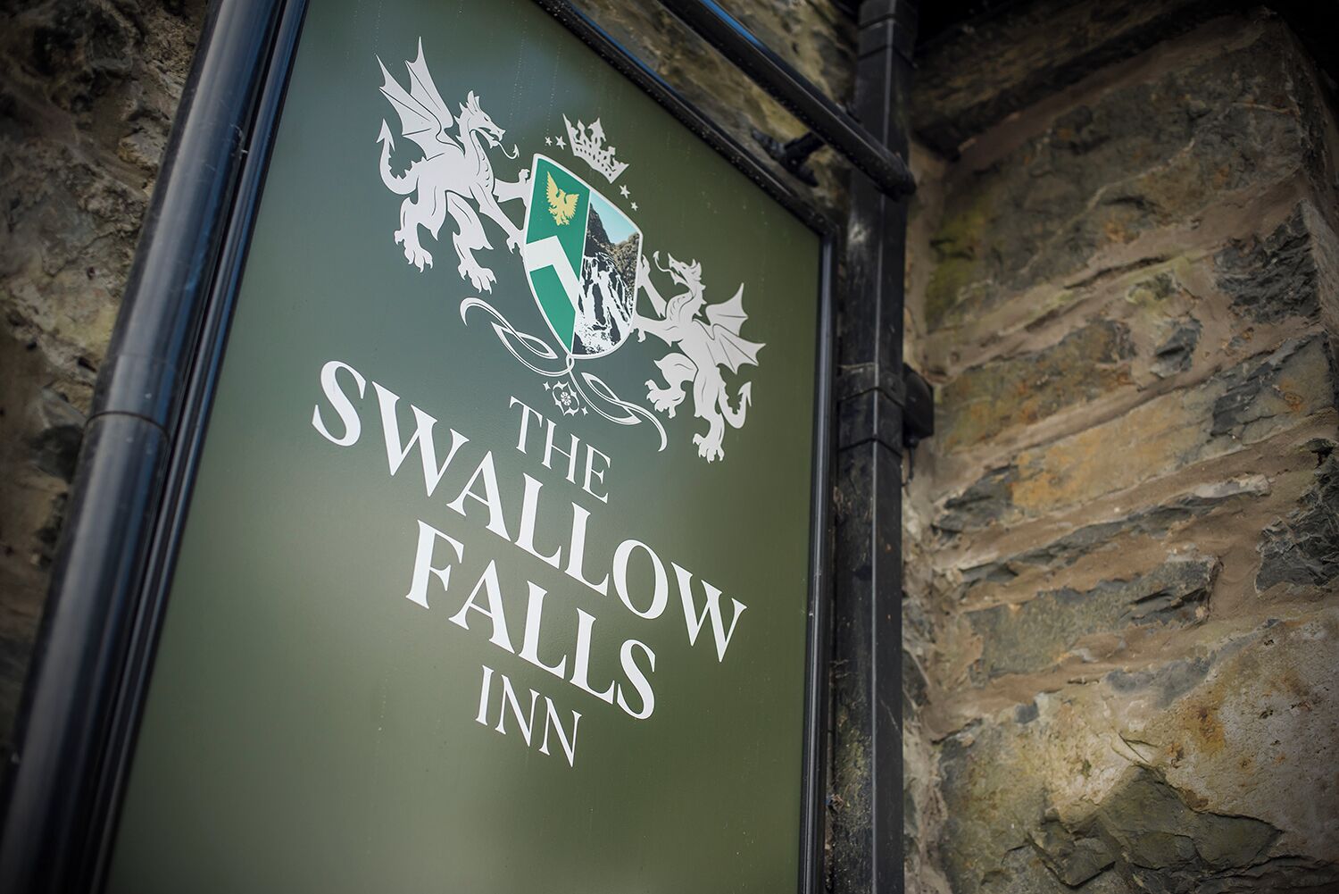 Un cartel del Inn Swallow Falls con un escudo de armas.