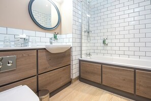 Eco-friendly toiletries, hair dryer, towels, shampoo - The Swallow Falls Inn - The Inn Collection Group (Betws-Y-Coed)