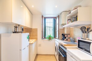 Kühlschrank, Mikrowelle, Ofen, Wasserkocher mit Kaffee-/Teezubehör