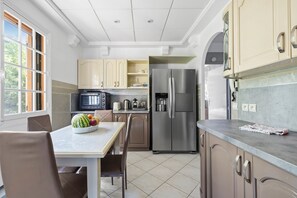 Refrigerador, microondas, horno y lavavajillas 