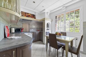 Kühlschrank, Mikrowelle, Ofen, Geschirrspüler