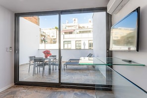 Duplex básico, 2 quartos, para não fumantes | Cofres nos quartos, ferros/tábuas de passar roupa, berço de viagem
