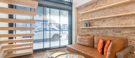 City-Maisonette, 1 Doppelbett, Nichtraucher, eigenes Bad | Wohnbereich | 40-Zoll-Smart-TV mit Kabelempfang