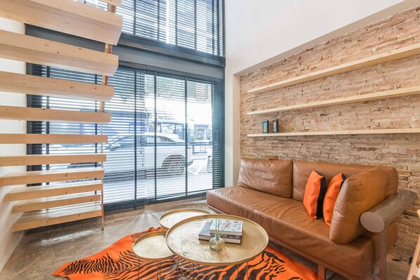 City maisonnette, 1 tweepersoonsbed, niet-roken, privébadkamer | Woonruimte | Een 40-inch smart-tv met kabelzenders