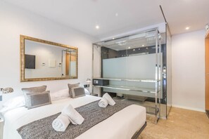 City maisonnette, 1 tweepersoonsbed, niet-roken, privébadkamer | Woonruimte | Een 40-inch smart-tv met kabelzenders