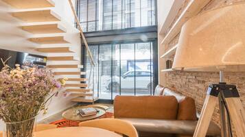 Dúplex urbano, 1 cama matrimonial, para no fumadores, baño privado | Área de sala de estar | Smart TV de 40 pulgadas con canales por cable