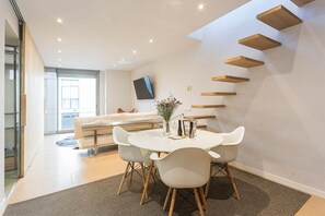 基本複式房屋, 2 間臥室, 非吸煙房 | 起居區 | 40-吋智慧型電視，提供有線頻道