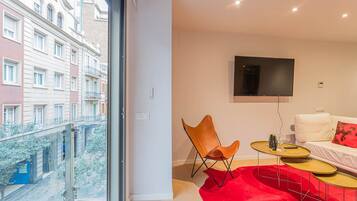 Apartament bàsic, 1 llit doble i sofà llit, no fumadors, balcó | Sala d'estar | Televisor intel·ligent de 40 polzades amb canals per cable