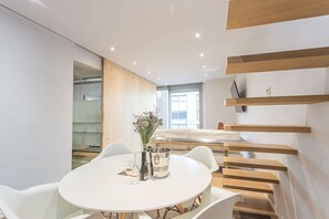 베이직 듀플렉스, 침실 2개, 금연 | 거실 공간 | 케이블 채널 시청이 가능한 40인치 스마트 TV