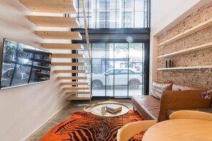 City maisonnette, 1 tweepersoonsbed, niet-roken, privébadkamer | Woonruimte | Een 40-inch smart-tv met kabelzenders