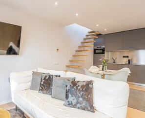 Duplex básico, 2 quartos, para não fumantes | Área de estar | Smart TV 40 polegadas com canais a cabo
