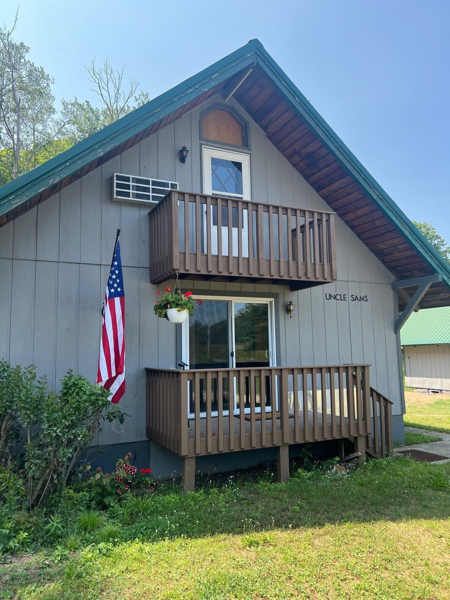 3-bedroom cabin in charming Harrietta with WiFi. Perfect for a getaway.
