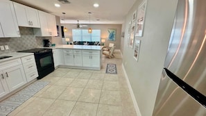 Kühlschrank, Mikrowelle, Herdplatte, Geschirrspüler