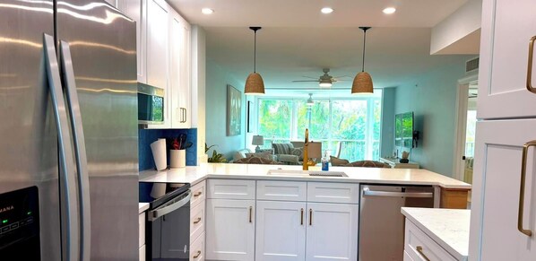 Coffee/tea maker, fridge, microwave, stovetop