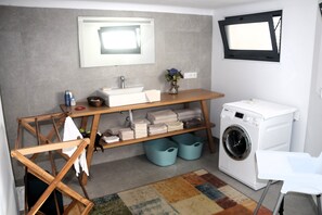 Interior - Apartamento Acolhedor com Inúmeras Amenidades. Zona Tranquila com Bons Acessos (Fajã de Cima)