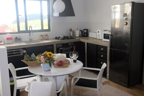 Private kitchen - Apartamento Acolhedor com Inúmeras Amenidades. Zona Tranquila com Bons Acessos (Fajã de Cima)