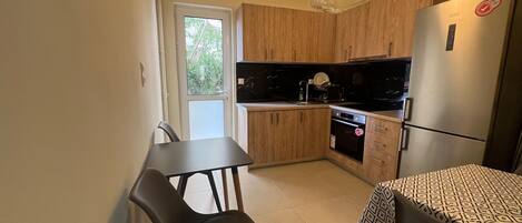 Fridge, oven, stovetop, electric kettle