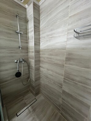 Lägenhet | Badrum | Dusch, handdukar, tvål och schampo