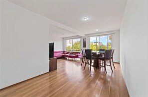 Comfort appartement, uitzicht op de stad | Woonruimte | Televisie