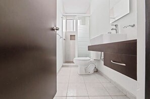 A bathroom with a toilet, a shower, and a sink. - Spacious Apt Near Centro Historico (Mexico City)