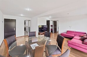 Comfort appartement, uitzicht op de stad | Woonruimte | Televisie