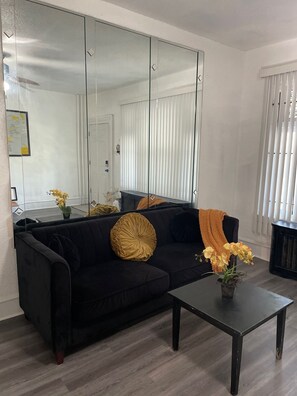 Interior - 3-bedroom townhome in beautiful Philadelphia with AC, WiFi. Enjoy your stay (Philadelphia)