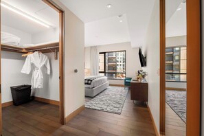 2 habitaciones, tabla de planchar con plancha, cuna de viaje y wifi 