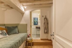 2 soverom, skrivebord, strykejern/-brett og wi-fi