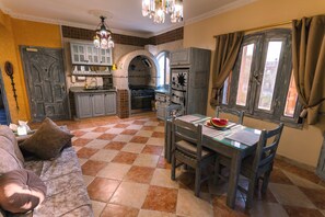 Apartment, 2 Schlafzimmer, Raucher, Balkon | Speisen