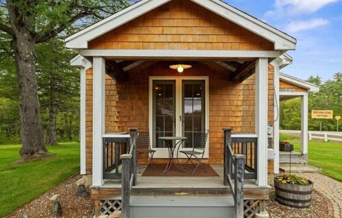 Cozy 4 season waterfront cottage in the white mountains on the bearcamp river!