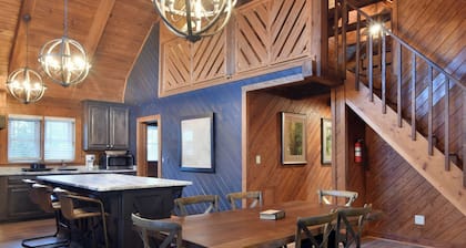 Charming 3-bedroom cabin in fabulous Leesburg with AC, WiFi