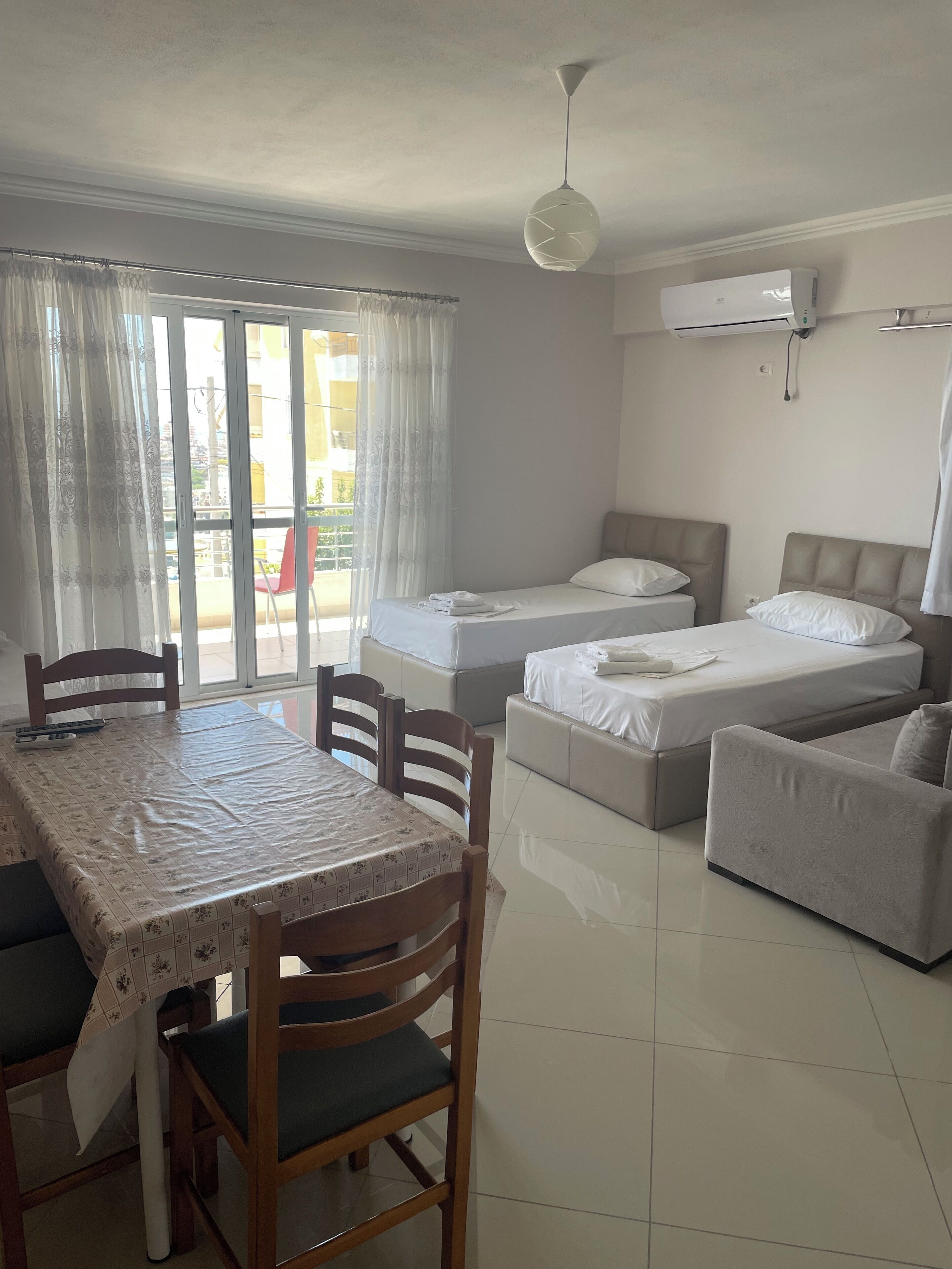 2 室のベッドルーム、アイロン / アイロン台、WiFi、ベッドシーツ