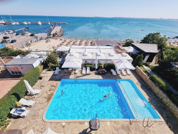 Sesongbasert utendørsbasseng