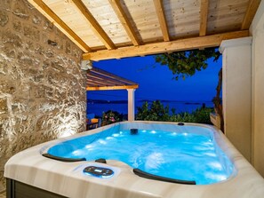 Apartment (One Bedroom Apartment with Terrace an) | Outdoor spa tub