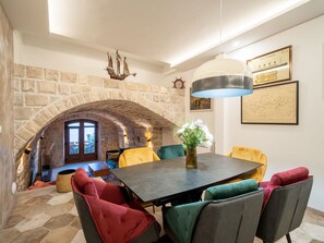 Apartment (One Bedroom Apartment with Terrace an) | Dining room - Apartment Fortuno (Zupa dubrovacka)