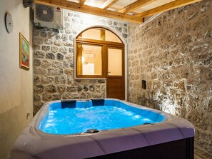 Apartment (One Bedroom Apartment with Terrace an) | Outdoor spa tub - Apartment Fortuno (Zupa dubrovacka)