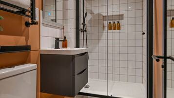 Shower, hair dryer, towels, shampoo