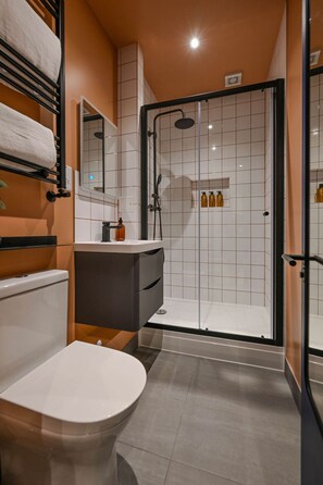 Bruser, hårtørrer, håndklæder