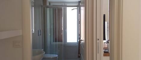 تجهيزات دش، مجففات شعر، مراحيض شطف، مناشف