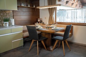 Dining - Alpenpanorama-apartment Nahe der Zugspitze mit Gemütlicher Terrasse (Ehrwald)